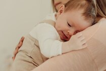 背中を撫でると赤ちゃんが落ち着く理由
