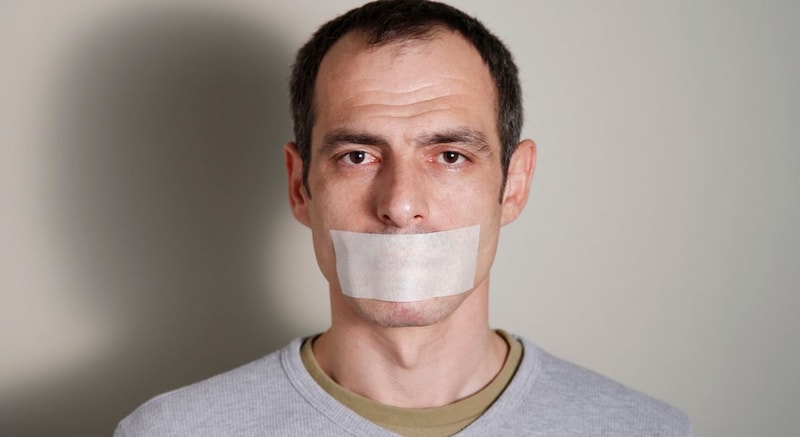 なぜ男性は、忙しくなると黙ってしまうのか