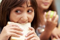 「ゆっくり食べなさい」は大切だった、20代の早食いは将来の肥満と関連
