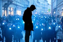 「感謝」で人は親切になるが、”誰かが助けるだろう”の「傍観者効果」は打ち消せない