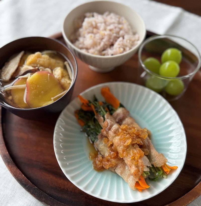 【更年期世代を元気に! 50代の「応援めし」】ビタミンB1で疲労回復ごはん! vol.12 「豚バラの野菜巻き オニオンソース」「さつまいもときのこのみそ汁」