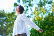 【更年期の養生 Vol.1】更年期の不調は体内の温暖化現象。自然に寄り添った生活でやわらげて