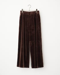 【UNIQLOで指名買い】50代が選ぶべき一着ツヤありパンツを一点投入すればクラス感アップ