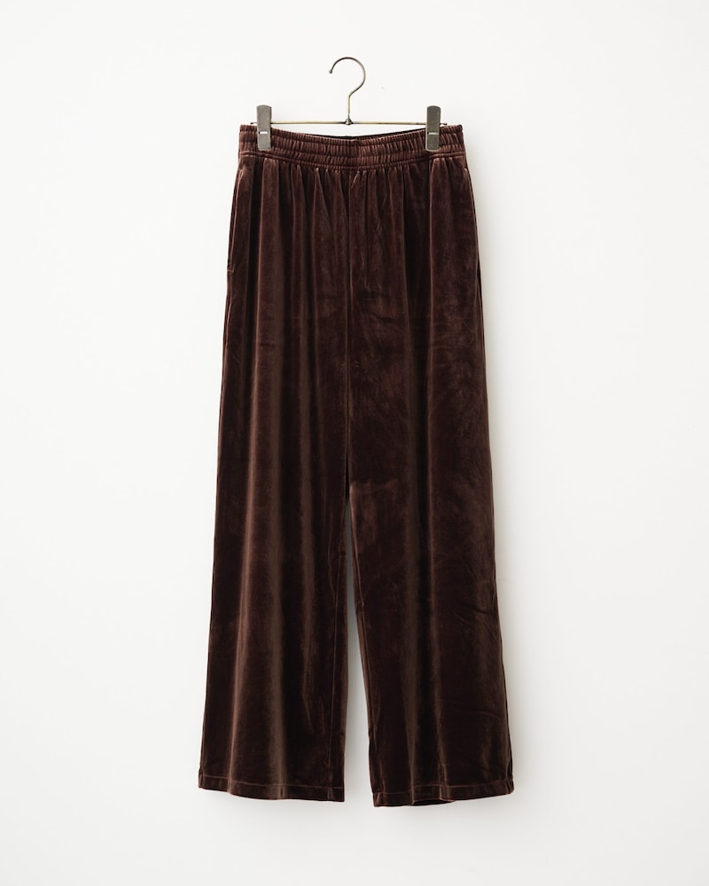 【UNIQLOで指名買い】50代が選ぶべき一着ツヤありパンツを一点投入すればクラス感アップ