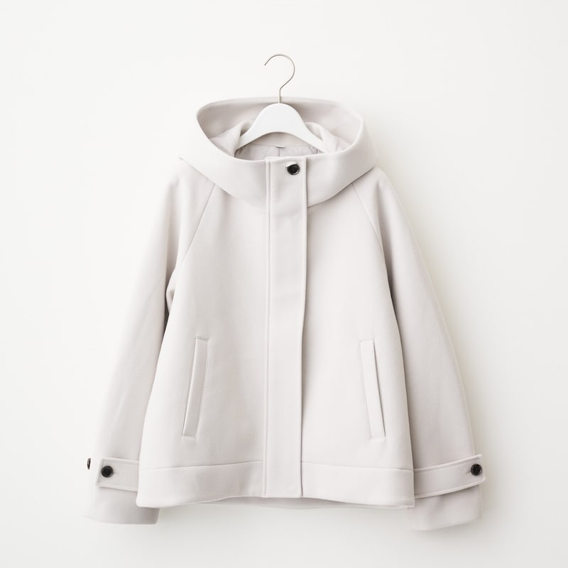 【GUで指名買い】50代が選ぶべき一着顔まわりを華やかに見せる大人に似合うフーディコート