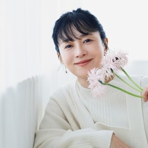 美しき50代【坂井真紀さん】「最近、シワとも仲良くなった気がする」