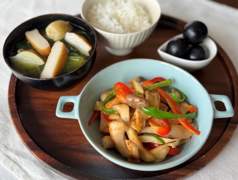 【更年期世代を元気に! 50代の「応援めし」】たんぱく質たっぷり!「貯筋」レシピ vol.13 「塩麹で柔らか、鶏むね肉の青椒肉絲(チンジャオロース)」「さつま揚げと旬野菜のみそ汁」