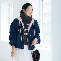 【50代のおしゃれアウター】トレンドのデニムジャケットは「重ね着」で今っぽく！