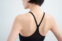 「肩甲骨」が50代からの健康のカギ！ 肩甲骨はがし＆ストレッチで更年期の肩こりをケア