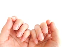 【50代のハンドケア】健やかな爪で若々しい手に！ ネイルオイルの使い方と選び方