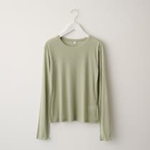 【GUで指名買い】50代が選ぶべき一着重ね着スタイルに欠かせない挿し色アイテム