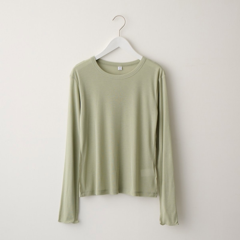 【GUで指名買い】50代が選ぶべき一着重ね着スタイルに欠かせない挿し色アイテム