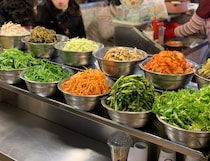 【大人のための韓国案内】東大門で絶対食べたい！ タッカンマリと広蔵市場グルメ、人気スタバ巡り