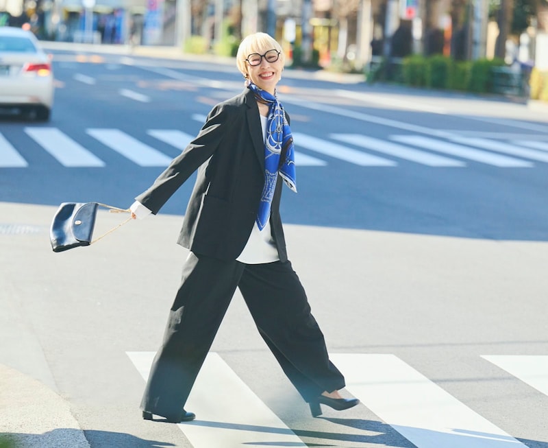 【超簡単＆動画あり！ スカーフの巻き方】卒入学式にも！ シンプルな洋服をおしゃれにランクアップ　～冨永彩心さんが指南！ 毎日の装いがちょっと垢ぬけるコツ vol.5 ～