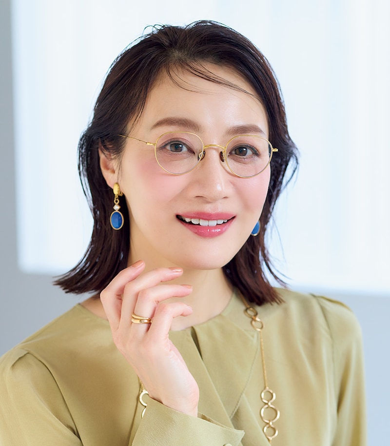 【めがねのメイク】50代のメタリックフレームに合うメイクは「ピンク」！おすすめアイテムもご紹介