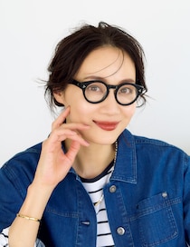 【めがねのメイク】黒太フレームに合うメイクをプロが指南！