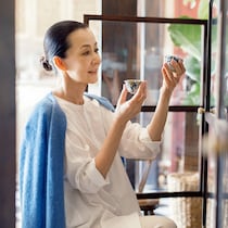 桐島かれんさん、金継ぎを習う「割れた器に、新たな命を吹き込む」