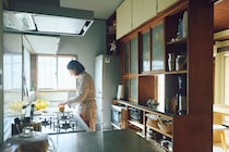 収納の工夫がいっぱい！ 料理上手のキッチン築70年の実家をリノベして叶えた機能美に満ちた空間