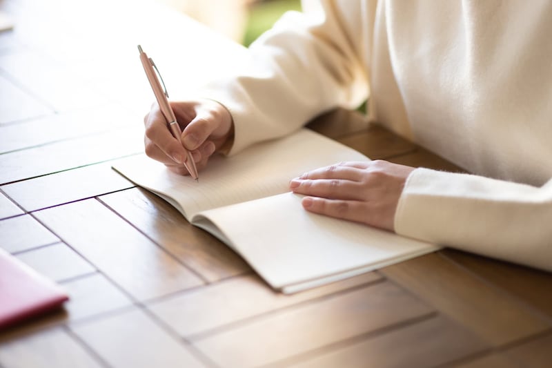 書く瞑想で更年期を健やかに！ 海外で流行中の「ジャーナリング」とは？