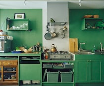 料理家のキッチンを細かく拝見！「DIYで自分仕様の空間に。縦長スペースを効率よく」