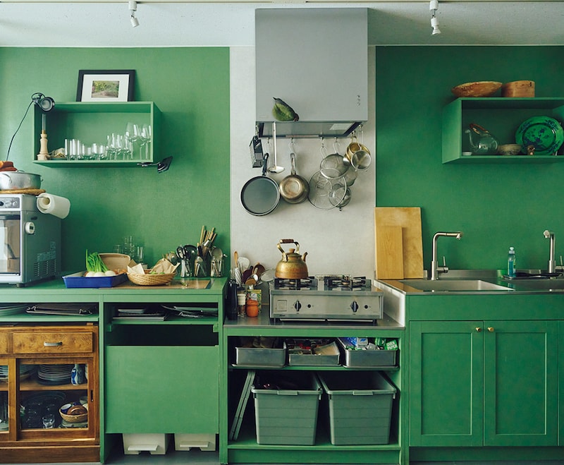 料理家のキッチンを細かく拝見！「DIYで自分仕様の空間に。縦長スペースを効率よく」