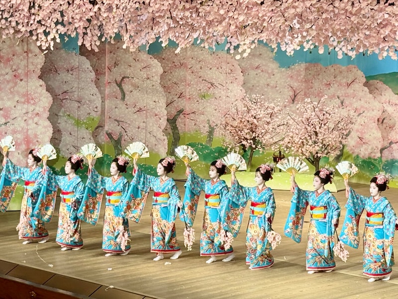【50代の京都旅】京都に春を告げる「都をどり」で芸妓さん・舞妓さんの舞にうっとり♡