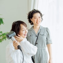 50代のヘアスタイリングは【ドライヤー】【ワックス】を味方につけるべし！　「素敵！」が叶うスタイリング術