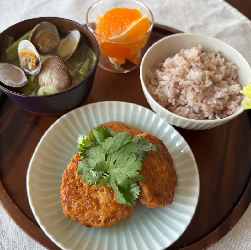 【更年期世代を元気に！ 50代の「応援めし」】 春の肌・髪トラブル改善レシピ　たんぱく質が豊富「鶏ひき肉と豆腐のつくね」 　美肌をつくる「あさりとキャベツのみそ汁」vol.18