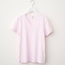 【ユニクロで指名買い】50代が選ぶべき１着大人のTシャツ、気分はクルーネックからVネックへ