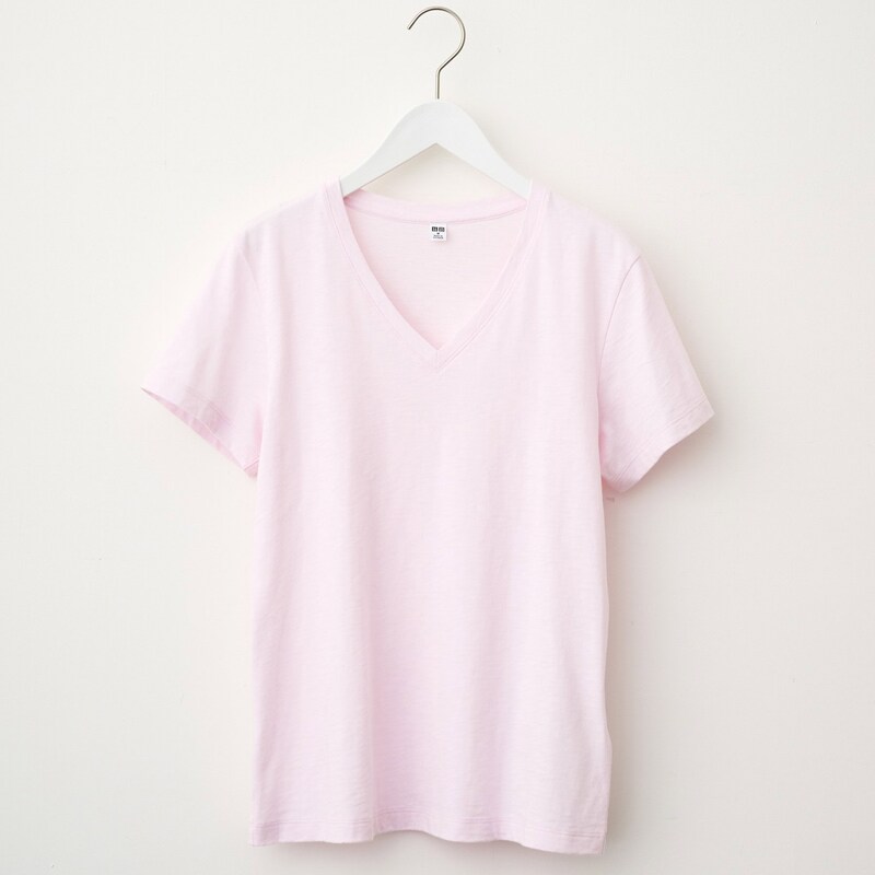 【ユニクロで指名買い】50代が選ぶべき１着大人のTシャツ、気分はクルーネックからVネックへ