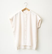 【無印良品で指名買い】その名も「風を通すフレンチスリーブブラウス」！ 50代に絶妙な3つの理由をスタイリストが解説
