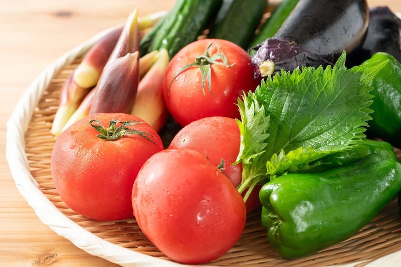 更年期の梅雨はなぜ2倍寝苦しい？「体を冷やさない夏野菜」と睡眠前5分の新習慣で朝まで熟睡