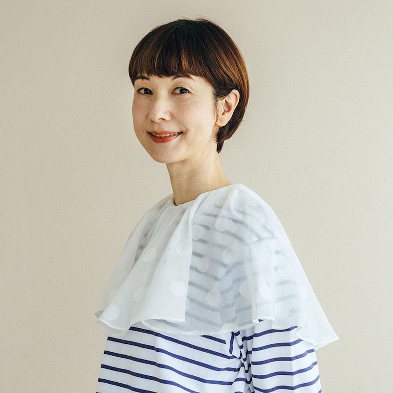 ボーダーTシャツ×白ボトムの"平凡"コーデが大人かわいくなる！ 【50代】おしゃれ迷子が取り入れるべきプラスワンアイテム
