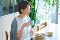 【食事中のむせ】更年期でも現れる嚥下（えんげ）機能の低下。口まわりの筋トレ習慣とツボ押しで若々しい口元に
