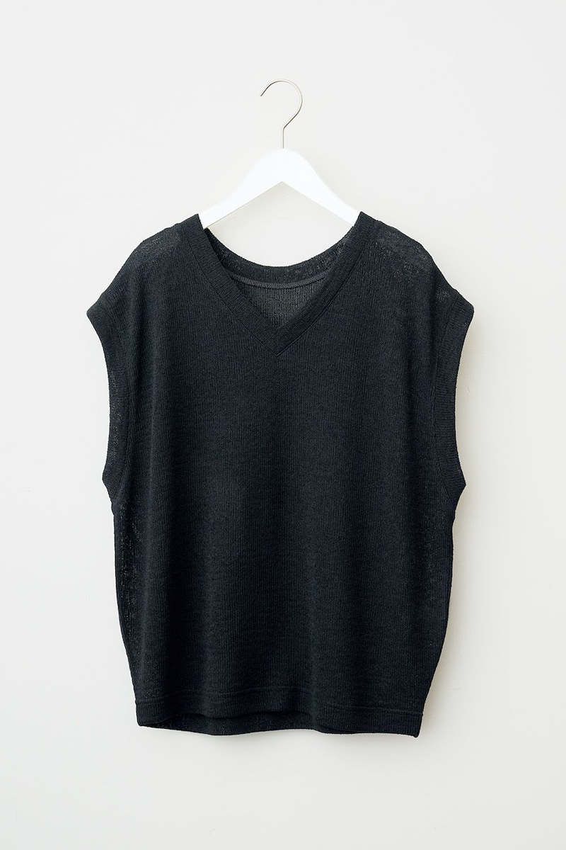 【GUで指名買い】50代の素敵な夏おしゃれをつくる上品VネックTシャツに注目！