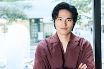 【水上恒司さんインタビュー】 「楽ではない道を選ぶ」水上恒司が魅了された高橋一生と斎藤工の“凄み”