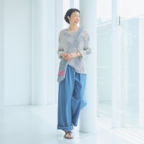 【50代の肌見せおしゃれ】涼しげな透け感素材を上手に着こなすには？　アイテム選びとコーディネートの最適解