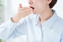 【更年期の口臭】歯磨きだけでは不十分？お茶と食材で「胃の中」から根本改善する口のニオイ