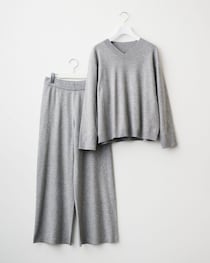 【ユニクロで指名買い】50代が選ぶべき１着大人に似合う上品ベーシックなニットのセットアップ