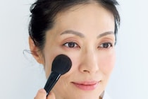 「ピンクブラウン」が夏のお疲れ顔を払拭！ 大人のくすみ肌に効く【50代のメイク術】