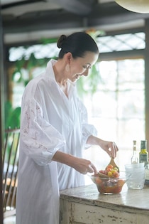 桐島かれんさん【葉山のご自宅の涼やかな食卓】「ガラスの器で暮らしに涼を取り入れる」
