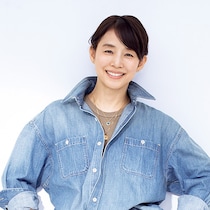 石田ゆり子さんが着こなすデニムスタイル【大人のおしゃれの最適解】引き算をするほどファッションは自由になる