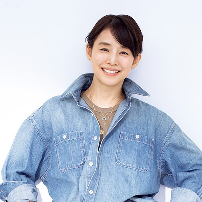石田ゆり子さんが着こなすデニムスタイル【大人のおしゃれの最適解】引き算をするほどファッションは自由になる