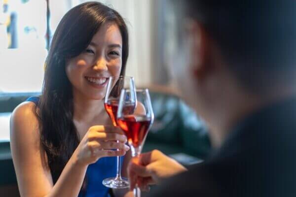 会話の中に質問や褒め言葉を入れ込む