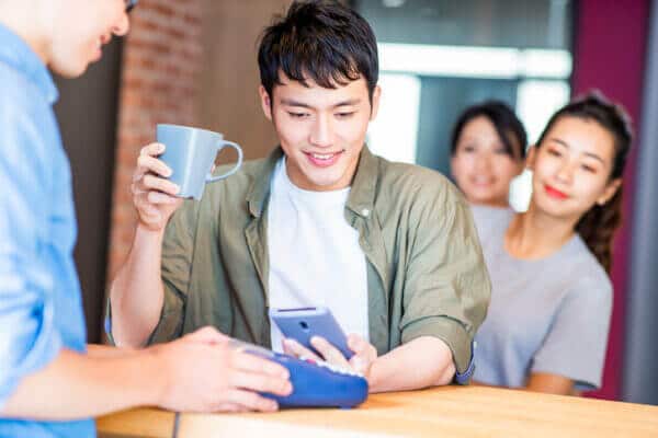 男性の脈ありサインに気付く方法10選｜片思いをしている男性の視線と会話