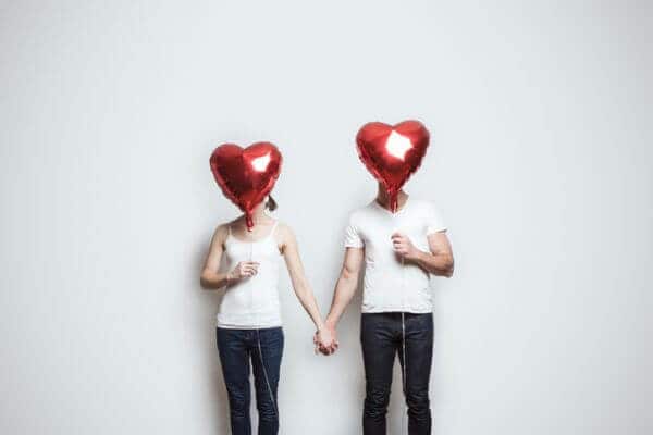 「これは好き避け?」男性が本当に好きな人に送るサインとは