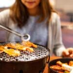 焼肉デートで印象をアップさせる方法8つ｜服装や言動の注意点も解説