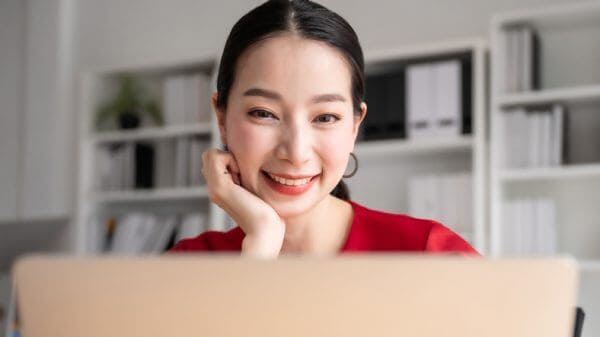 あざとい女を見ても「よそはよそ、うちはうち」で幸せになろう