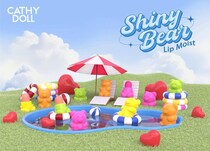 店頭初回分が即完売！キャシードールから“ちいくまリップ”「シャイニーベア リップモイスト」再販決定