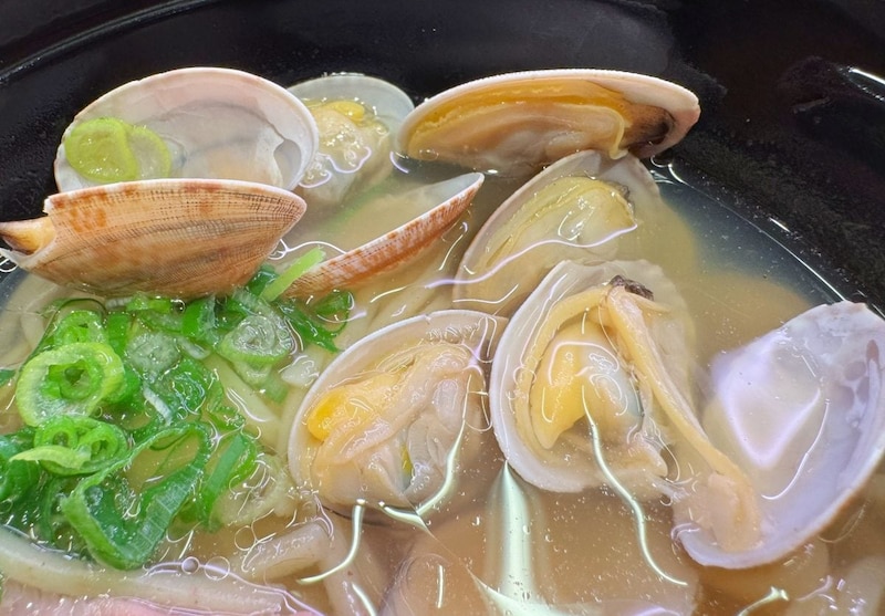 トッピングはチャーシューに加え、贅沢にあさりがたっぷり